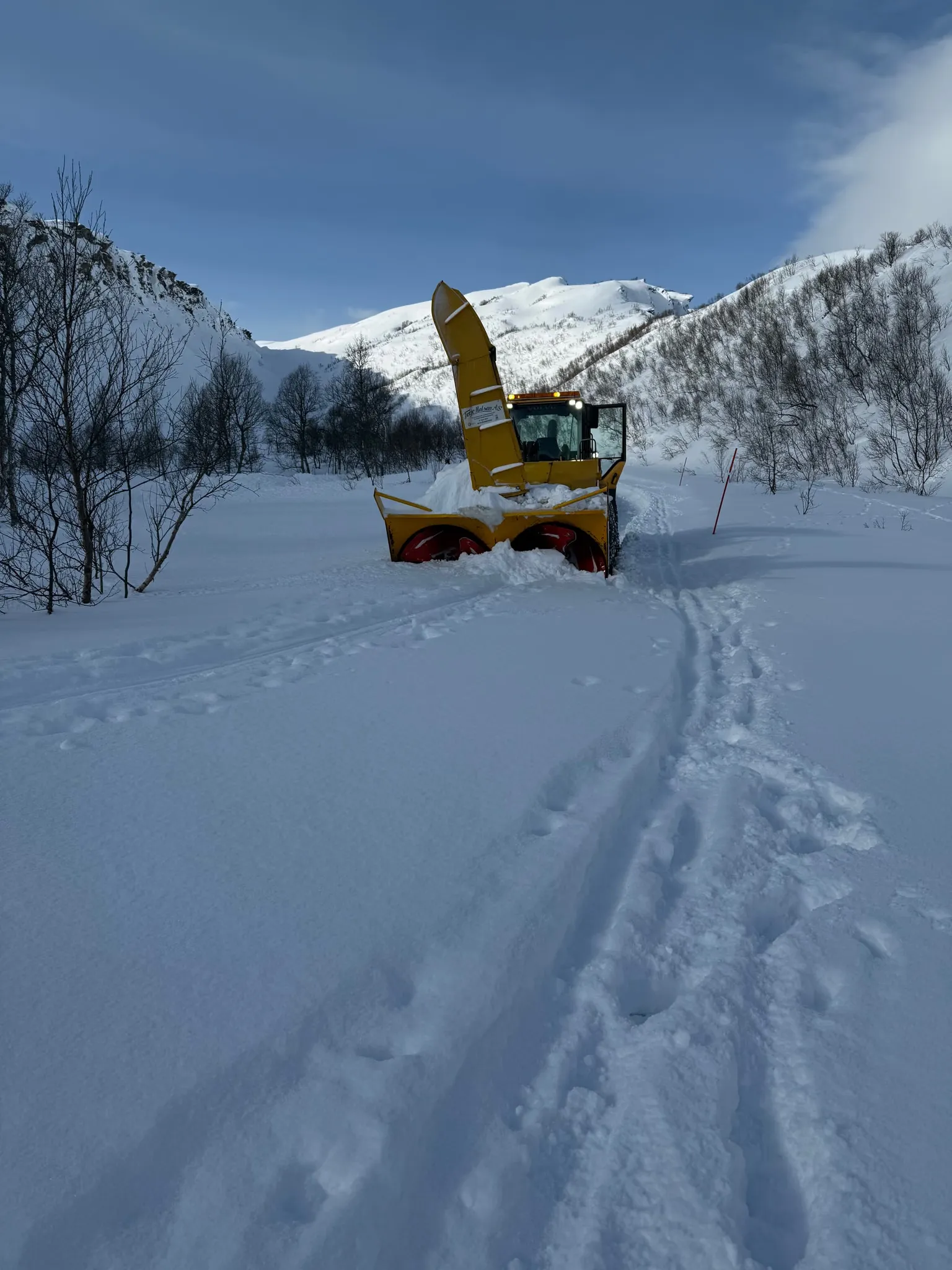 Hjullaster med snøfreser i dyp snø på fjellet